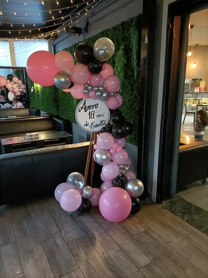 Ingresso rosa e verde: allestimento con palloncini realizzato da Feste Pazze a Seregno