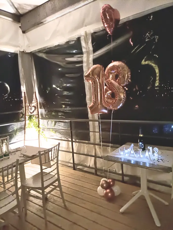 Diciottesimo in terrazza: allestimento con palloncini realizzato da Feste Pazze a Seregno