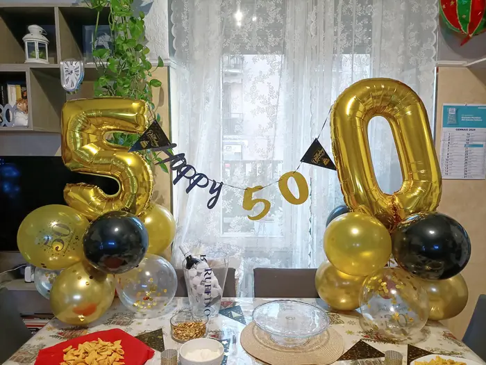 Happy 50 oro e nero: allestimento con palloncini realizzato da Feste Pazze a Seregno