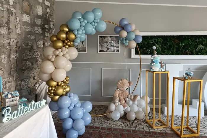 Arco pastello e oro: allestimento con palloncini realizzato da Feste Pazze a Seregno