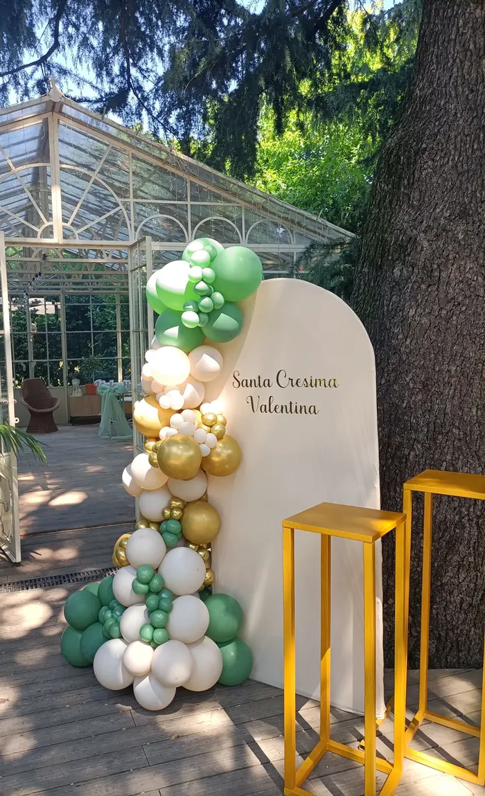 Backdrop Santa Cresima: allestimento con palloncini realizzato da Feste Pazze a Seregno