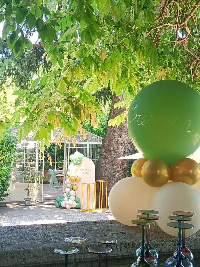 Pallone gigante personalizzato: allestimento con palloncini realizzato da Feste Pazze a Seregno