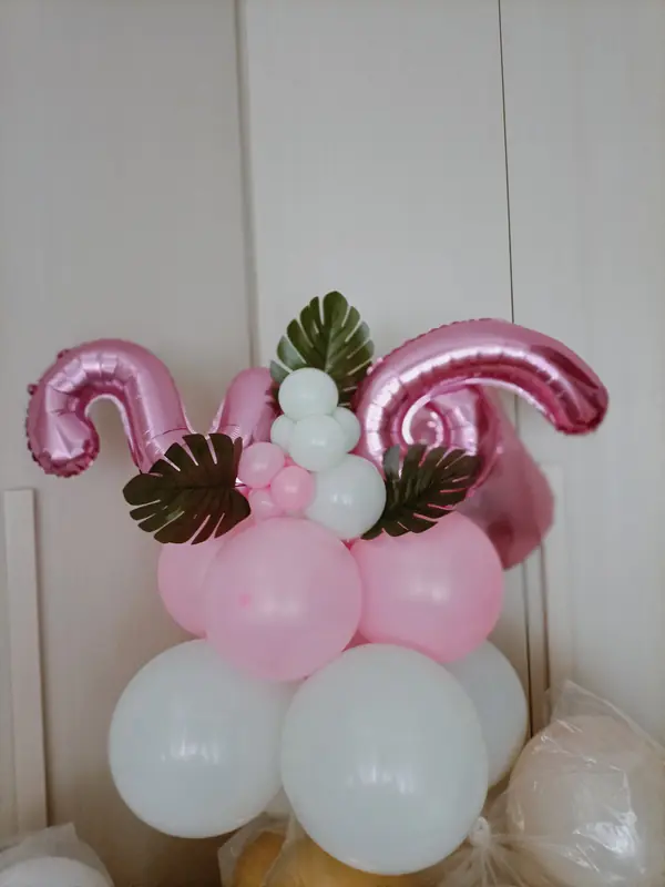 Due anni, rosa e fenicotteri: allestimento con palloncini realizzato da Feste Pazze a Seregno