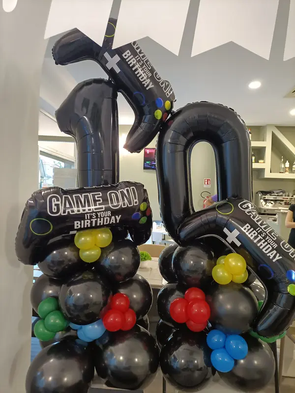 Gaming party: allestimento con palloncini realizzato da Feste Pazze a Seregno