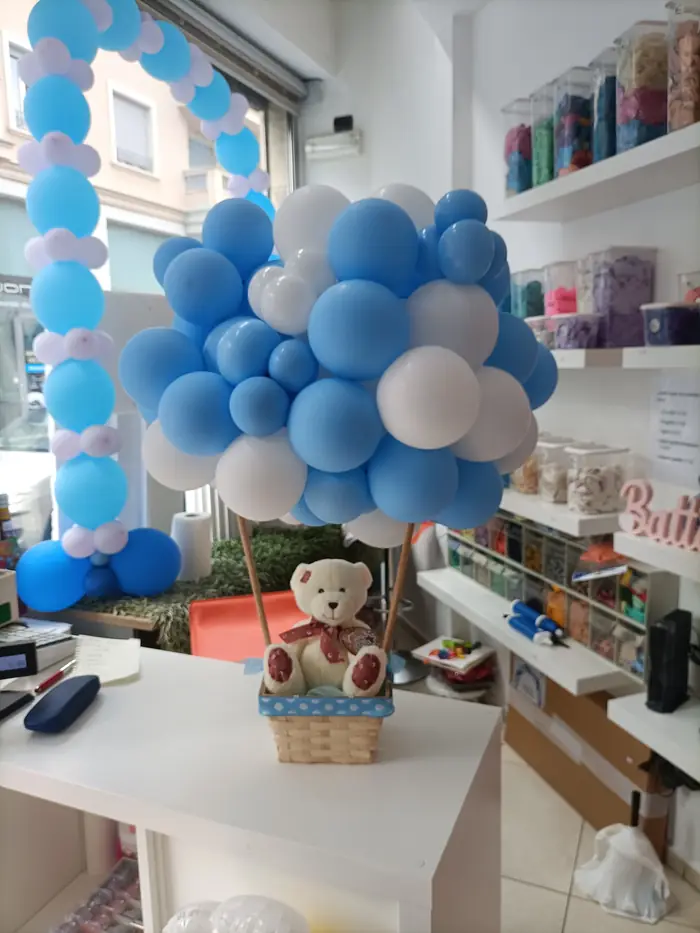 Vetrina azzurra: allestimento con palloncini realizzato da Feste Pazze a Seregno