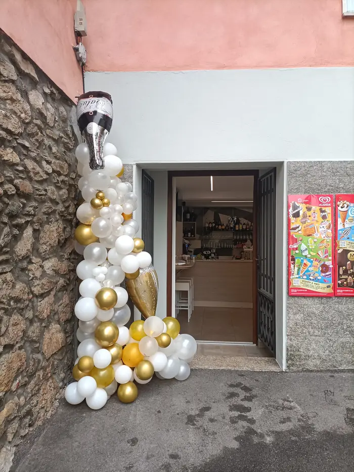 Ingresso oro e bianco: allestimento con palloncini realizzato da Feste Pazze a Seregno