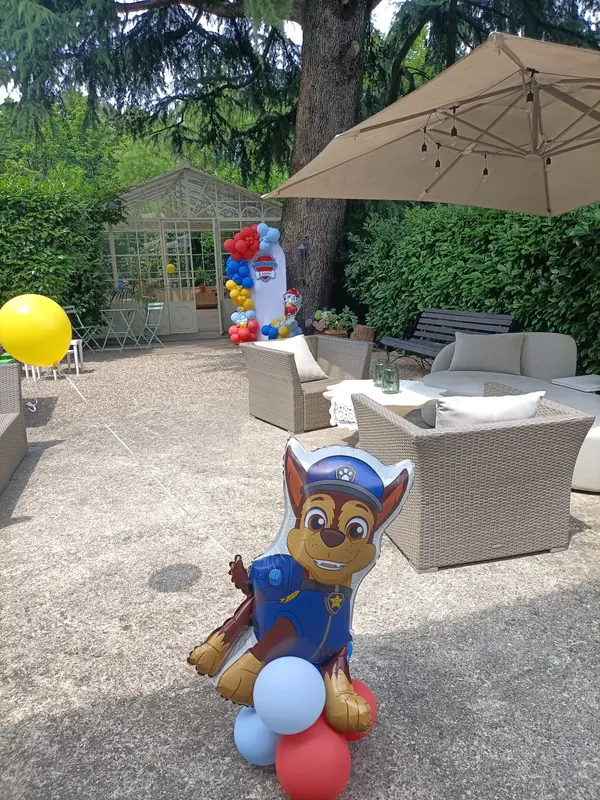 Personaggio in giardino: allestimento con palloncini realizzato da Feste Pazze a Seregno