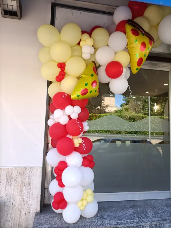 Colonne rosso e giallo: allestimento con palloncini realizzato da Feste Pazze a Seregno