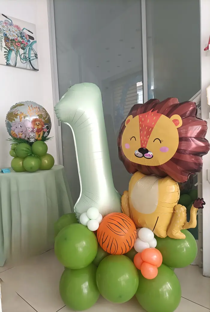 Primo compleanno safari: allestimento con palloncini realizzato da Feste Pazze a Seregno