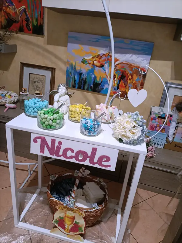 Tavolo dolci personalizzato: allestimento con palloncini realizzato da Feste Pazze a Seregno