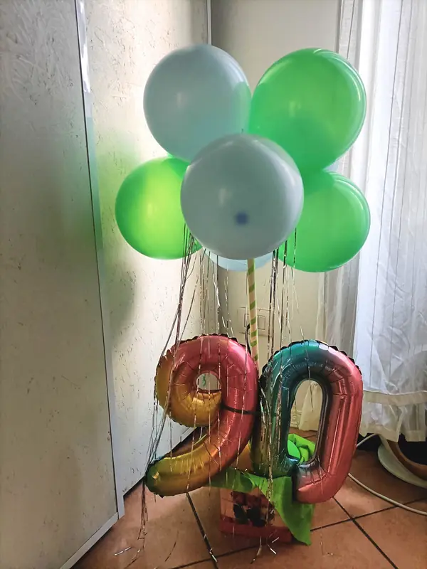 Novant'anni: allestimento con palloncini realizzato da Feste Pazze a Seregno