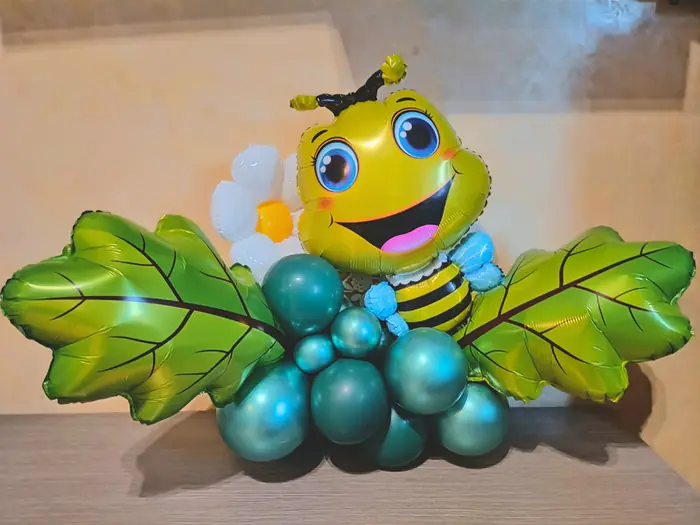 Scultura ape: allestimento con palloncini realizzato da Feste Pazze a Seregno