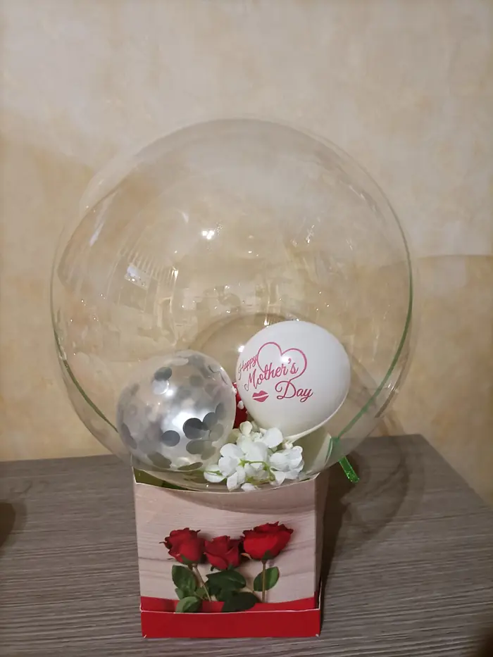 Bubble box con rose e palloncino trasparente, realizzata in laboratorio