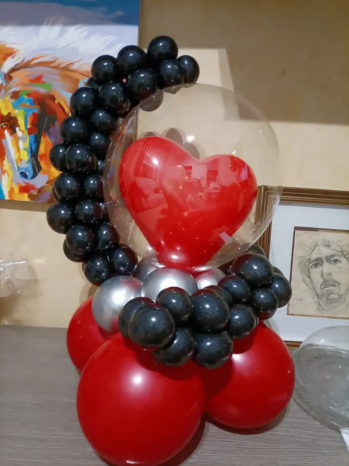Cuore rosso e nero: allestimento con palloncini realizzato da Feste Pazze a Seregno