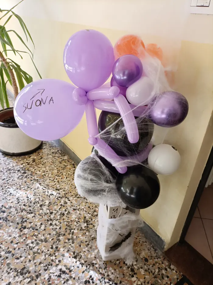 Composizione lilla: allestimento con palloncini realizzato da Feste Pazze a Seregno